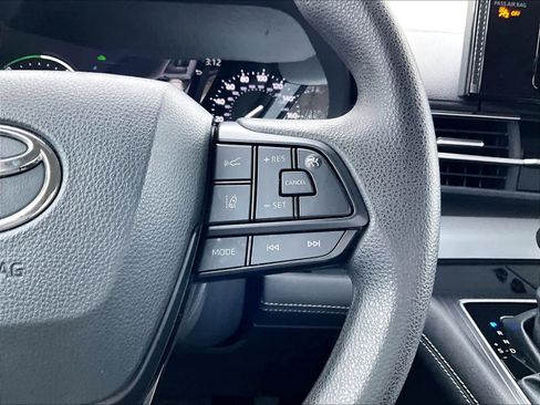 Used 2025 Toyota Sienna LE image 25