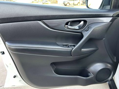 Used 2017 Nissan Rogue SV image 10