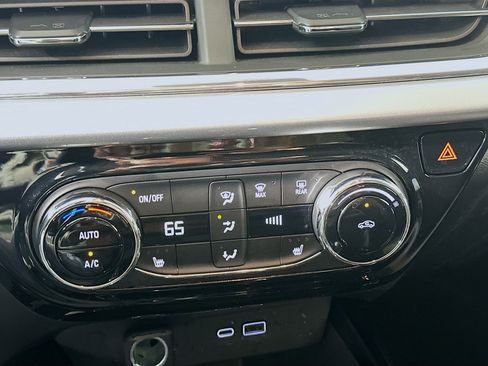 Used 2025 Chevrolet Trax LT w/ LT Convenience Package image 22