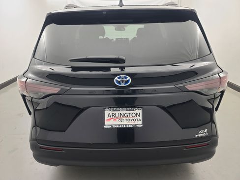 Used 2024 Toyota Sienna XLE image 5