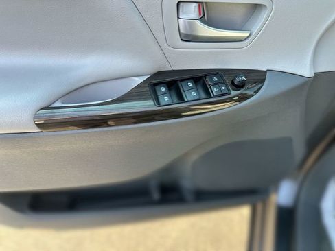 Used 2017 Toyota Sienna XLE w/ XLE Navigation Package AWD/4WD image 15