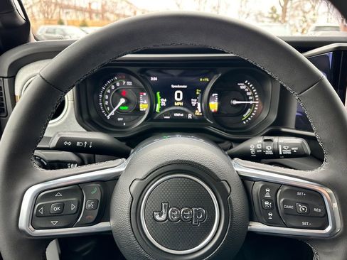 Used 2025 Jeep Wrangler Unlimited Sahara image 28