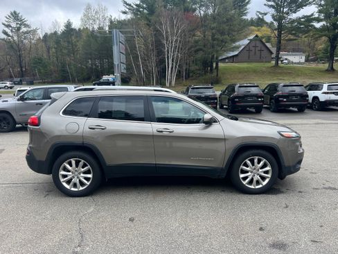 Used 2017 Jeep Cherokee Limited AWD/4WD image 4