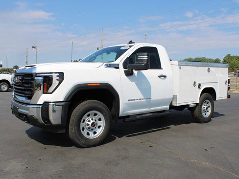 Used 2024 GMC Sierra 3500 Pro w/ Convenience Package image 3