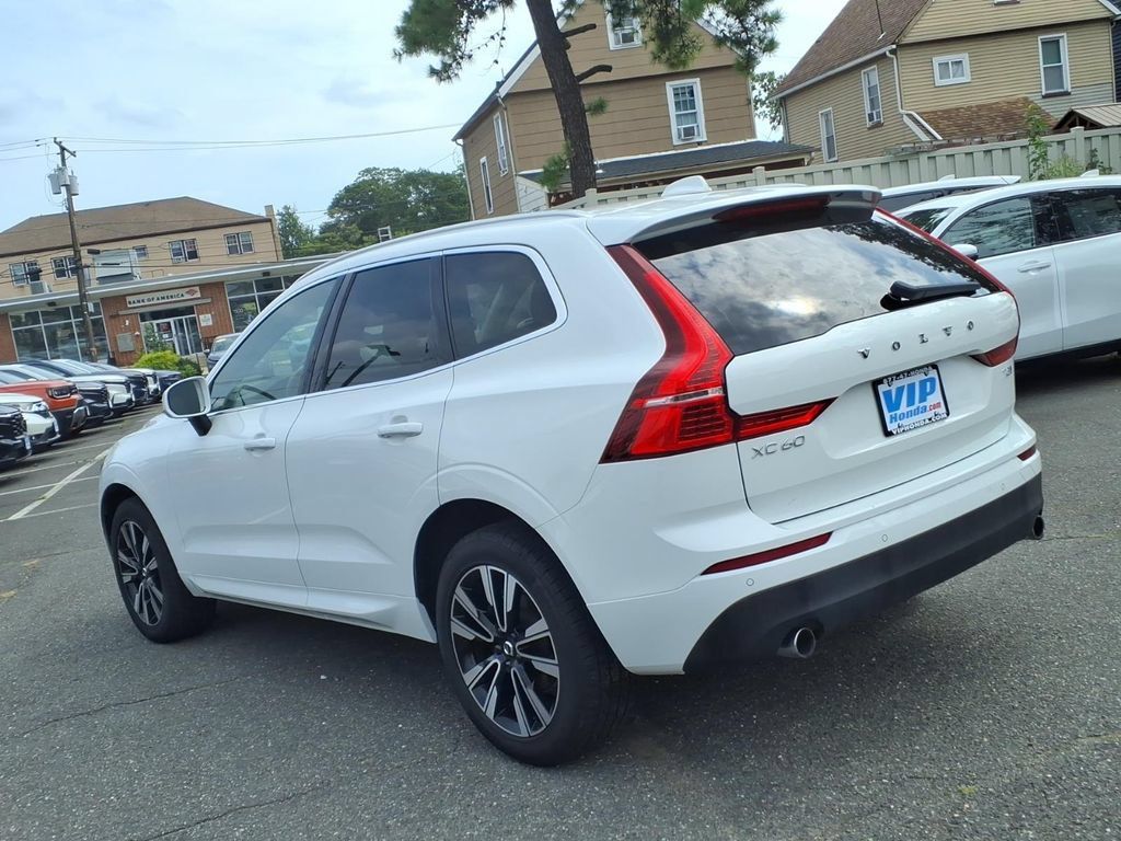 Used 2021 Volvo XC60 T5 Momentum w/ Climate Package AWD/4WD image 4