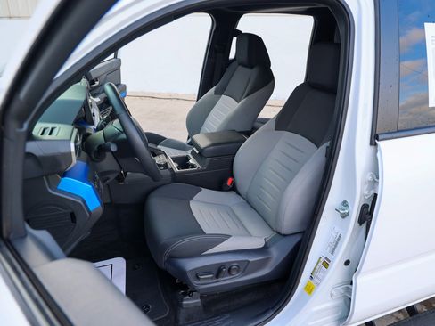 Used 2024 Toyota Tacoma TRD Off-Road image 46