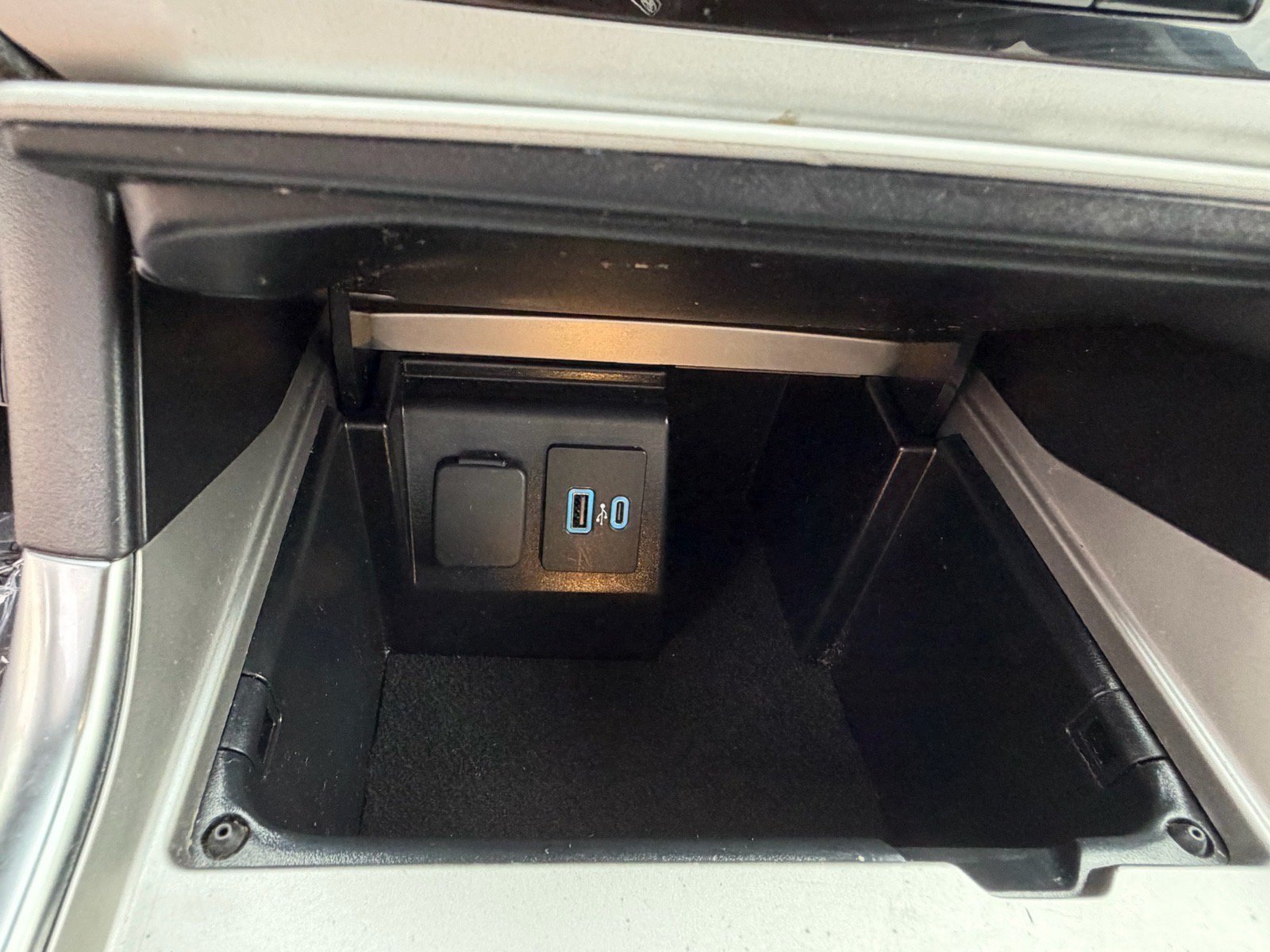 Used 2023 Ford Explorer XLT w/ Equipment Group 202A AWD/4WD image 28