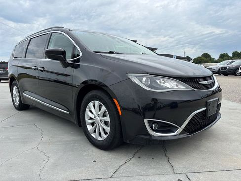 Used 2017 Chrysler Pacifica Touring-L FWD image 2