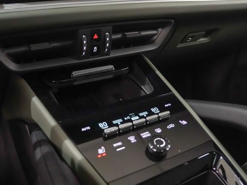 Used 2025 Porsche Cayenne E-Hybrid w/ Premium Package image 32