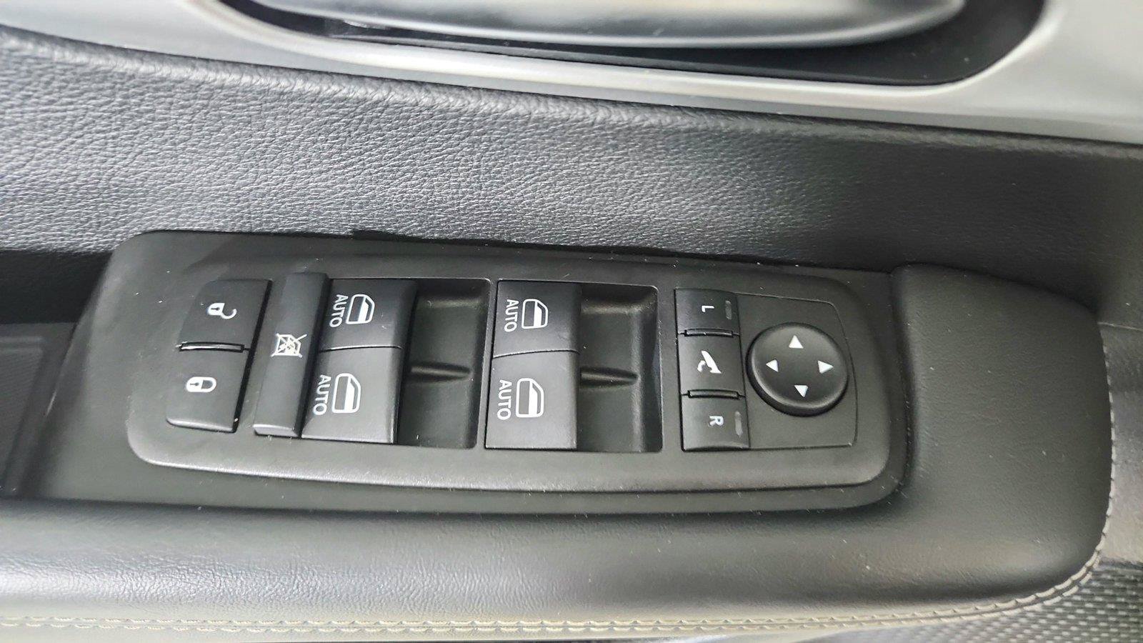 Used 2025 Chrysler Pacifica Limited FWD image 17