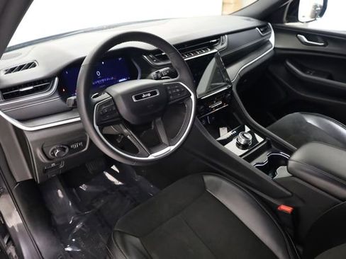 Used 2024 Jeep Grand Cherokee L Laredo image 12