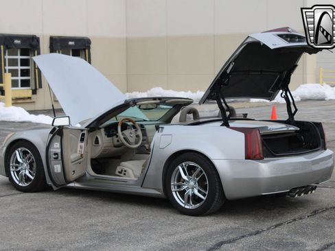 Used 2005 Cadillac XLR image 16