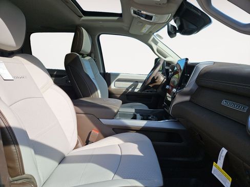New 2026 RAM 2500 Laramie AWD/4WD image 15
