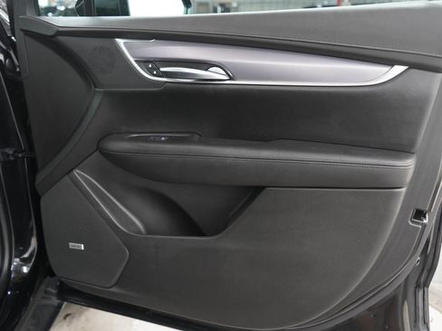 Used 2017 Cadillac XT5 Luxury w/ Driver Awareness Package FWD image 9
