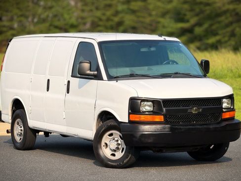 Used 2014 Chevrolet Express 2500 RWD image 2