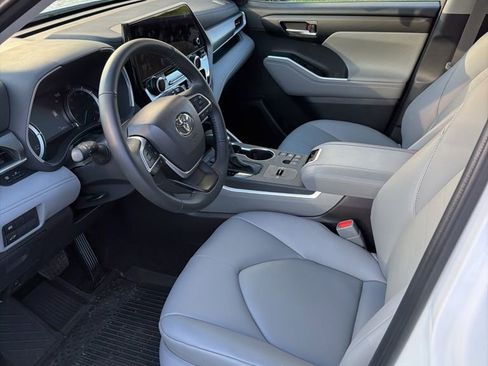 Used 2026 Toyota Highlander XLE image 13