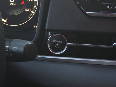 Used 2024 Mitsubishi Outlander 4WD Plug-In Hybrid image 22
