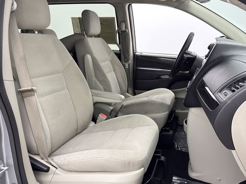 Used 2019 Dodge Grand Caravan SE w/ UConnect Hands-Free Group image 32