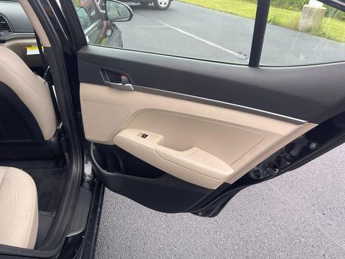 Used 2018 Hyundai Elantra SE FWD image 9