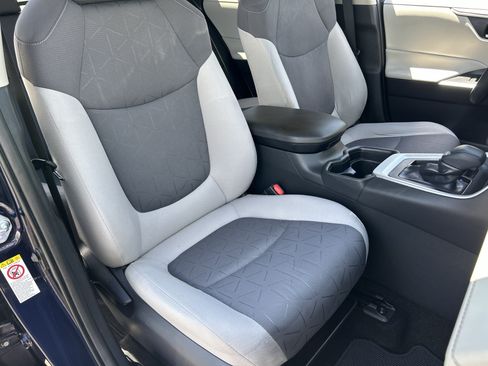 Used 2019 Toyota RAV4 XLE w/ Convenience Package FWD image 8