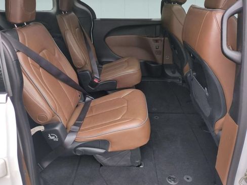 Used 2020 Chrysler Pacifica Limited w/ Tire & Wheel Group FWD image 30