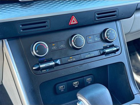 Used 2024 Kia Carnival LX image 15