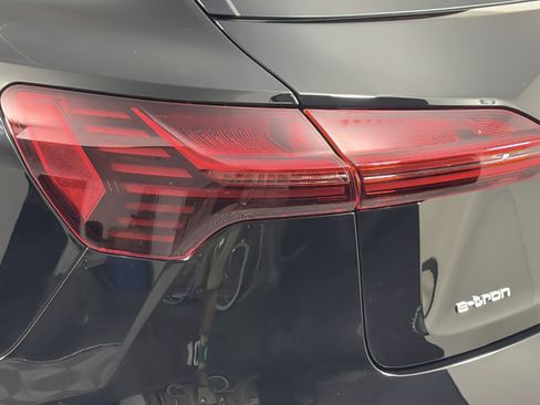Used 2022 Audi e-tron Premium Plus w/ Premium Plus Package image 27