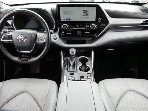 Used 2023 Toyota Highlander Limited AWD/4WD image 10