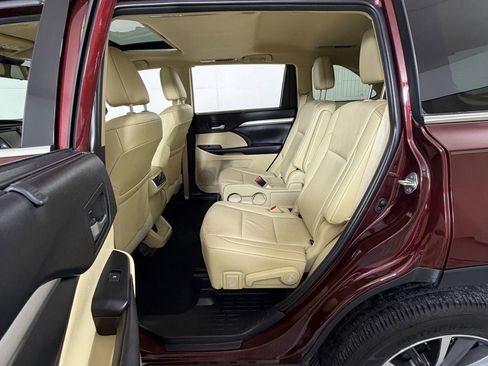 Used 2019 Toyota Highlander XLE FWD image 9