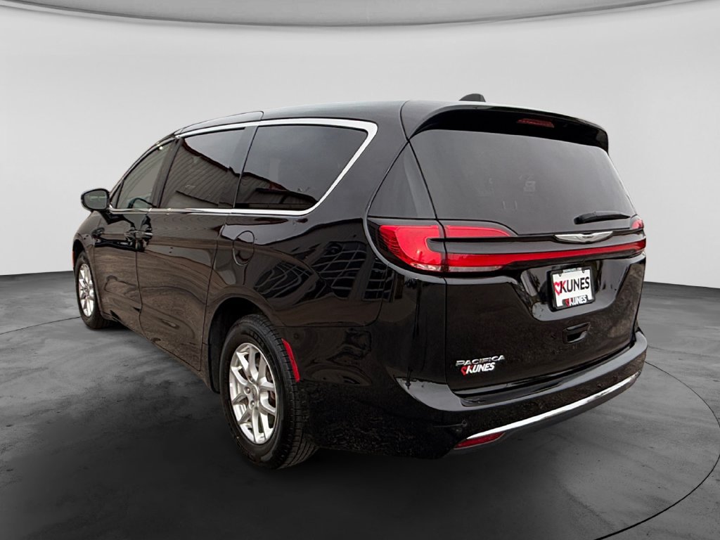 Used 2025 Chrysler Pacifica Select FWD image 7