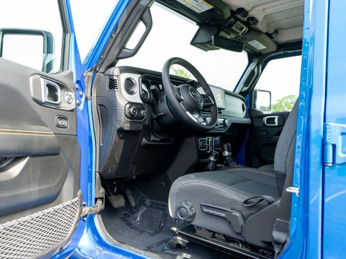 Used 2024 Jeep Wrangler Unlimited Sahara w/ Technology Group AWD/4WD image 14