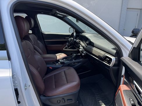 Used 2023 Kia Telluride EX w/ EX Captain's Chair Package AWD/4WD image 13
