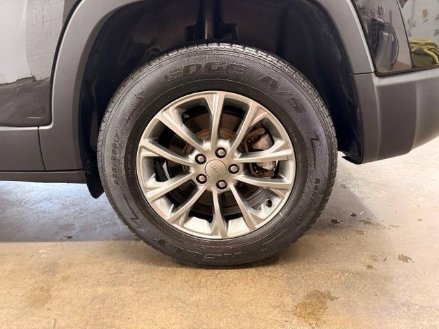 Used 2019 Jeep Cherokee Latitude Plus w/ Comfort/Convenience Group AWD/4WD image 6