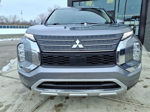 Used 2024 Mitsubishi Outlander SE image 2