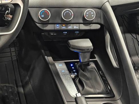 Used 2021 Hyundai Elantra SE FWD image 8