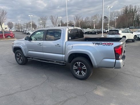 Used 2019 Toyota Tacoma TRD Sport image 5