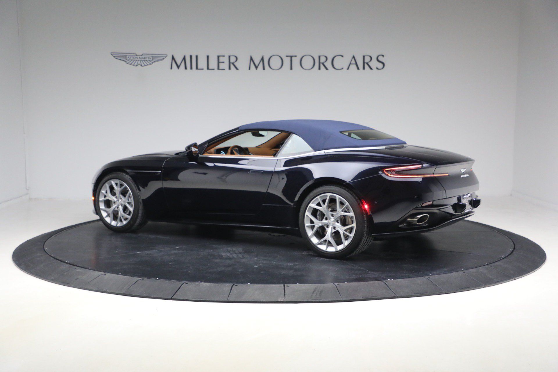 Used 2019 Aston Martin DB11 Volante RWD image 16