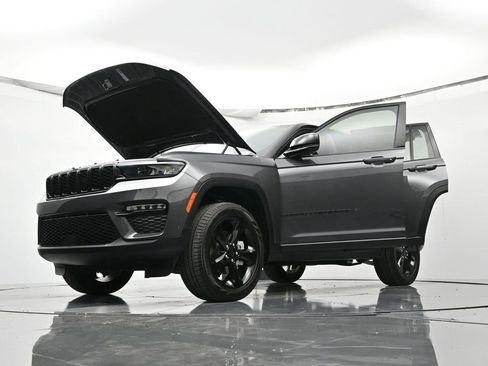 New 2025 Jeep Grand Cherokee Limited w/ Black Appearance Package image 45