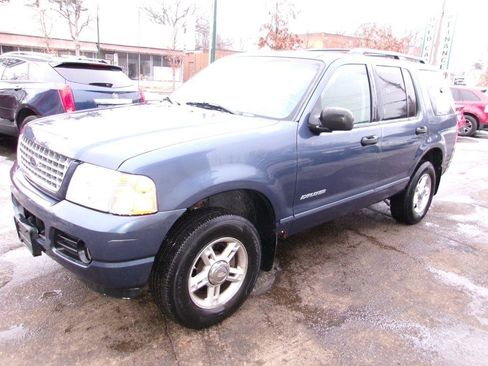Used 2004 Ford Explorer XLT image 3