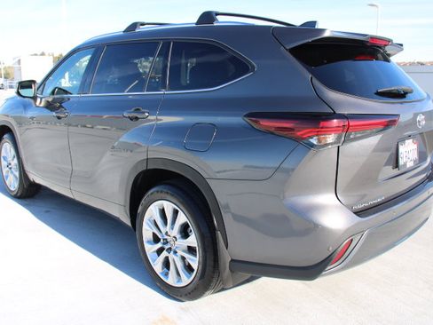 Used 2024 Toyota Highlander Limited image 5