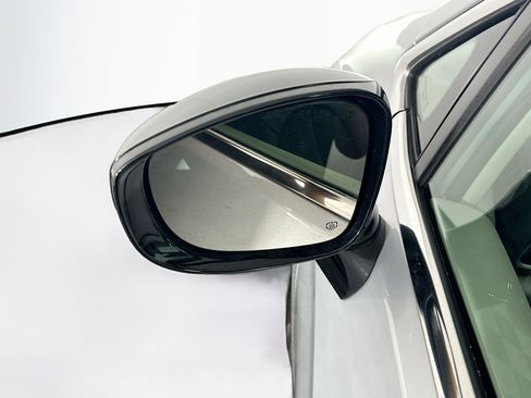 Used 2024 Chrysler Pacifica Touring-L image 16