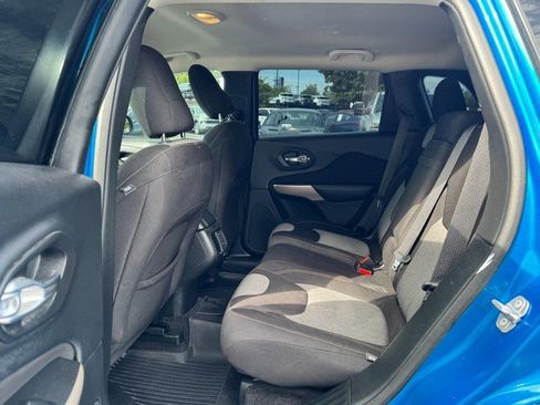 Used 2018 Jeep Cherokee Latitude w/ Altitude Package AWD/4WD image 10