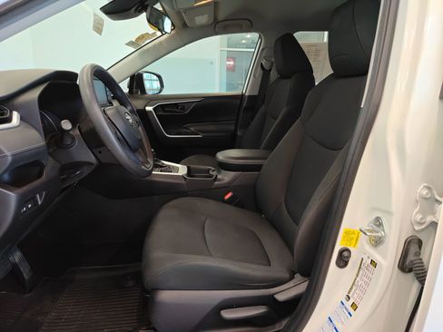 Used 2021 Toyota RAV4 LE AWD/4WD image 10