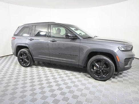 Used 2022 Jeep Grand Cherokee Altitude image 8