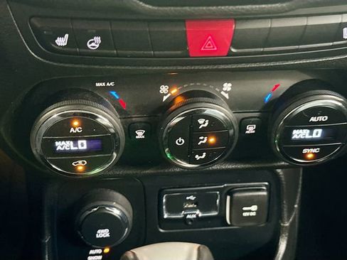 Used 2015 Jeep Renegade Latitude w/ Popular Equipment Group image 16