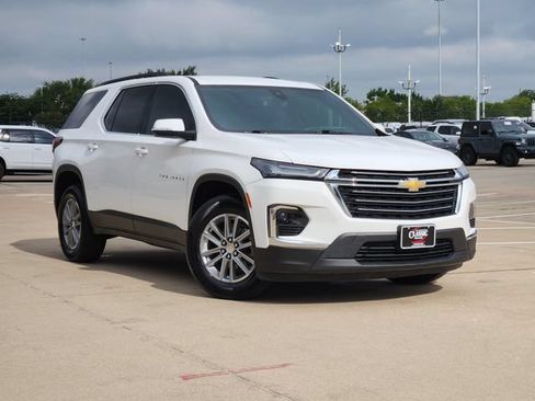 Used 2023 Chevrolet Traverse LT FWD image 2