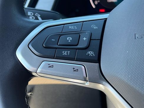Used 2025 Volkswagen Atlas Cross Sport SE FWD image 25