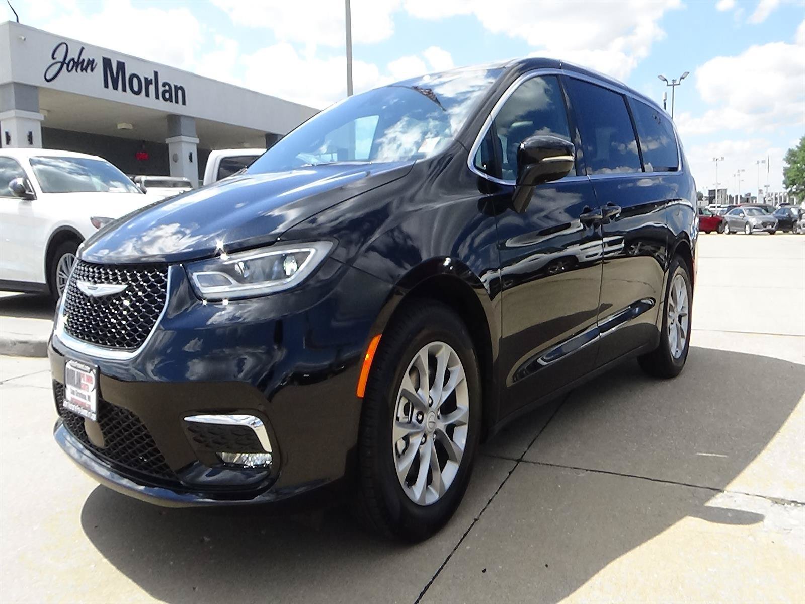 Used 2026 Chrysler Pacifica Limited FWD image 2
