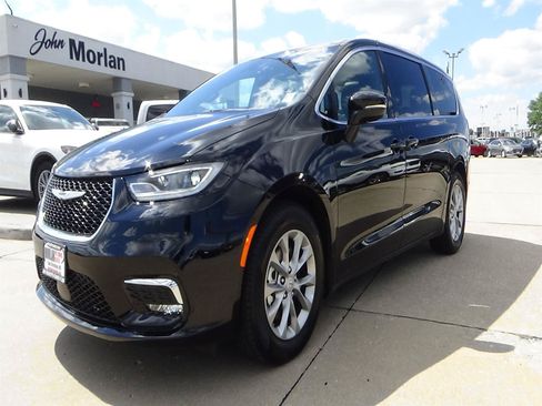 Used 2026 Chrysler Pacifica Limited FWD image 2