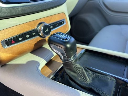 Used 2022 Volvo XC90 T6 Momentum w/ Advanced Package image 16